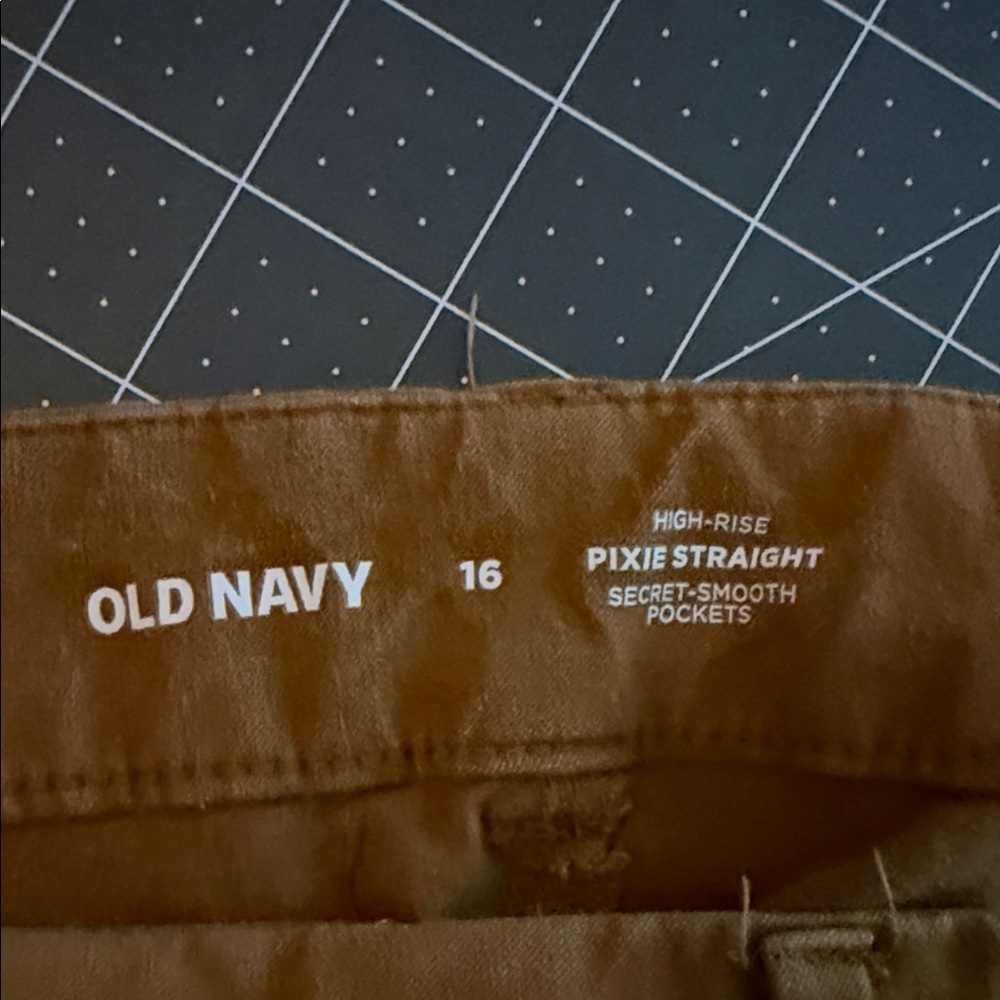 Old Navy women’s pixie straight Tan Chinos